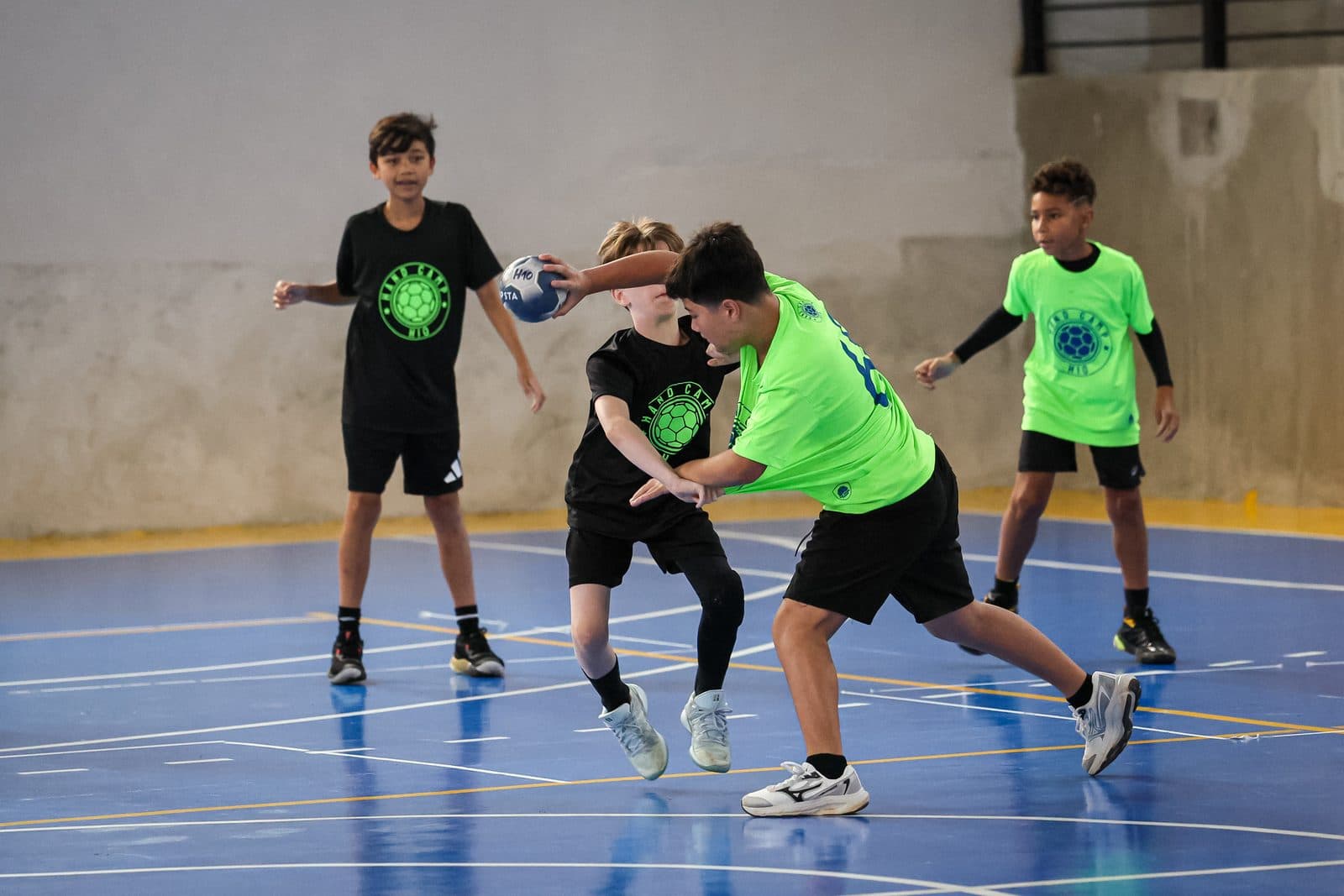 Jogada de ataque contra defesa na quadra coberta, bola em disputa